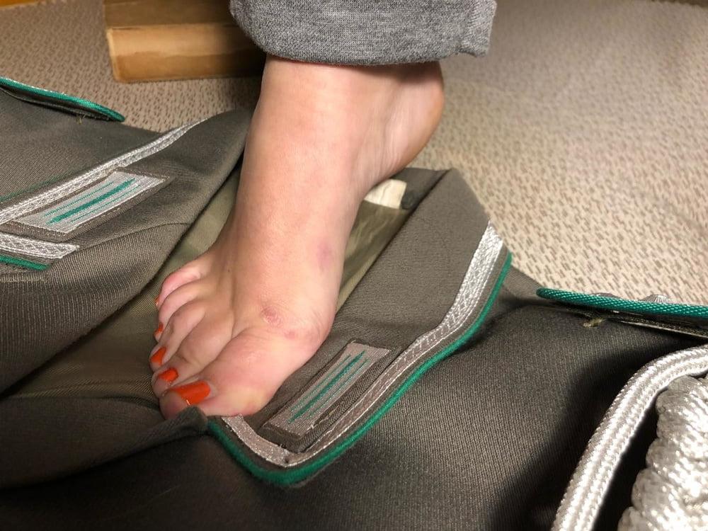 16P Feet on Cap