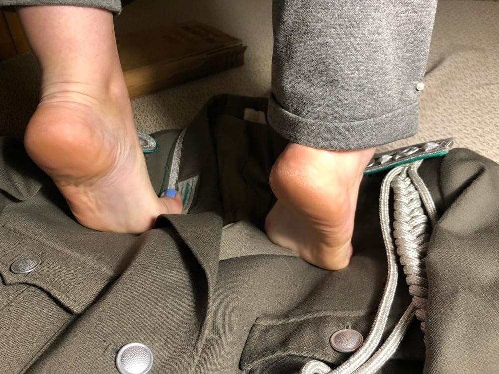 16P Feet on Cap