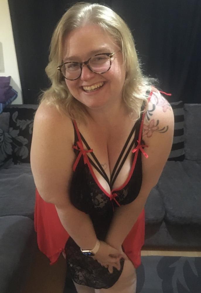 25P Blonde British Amateur BBW Mrs T Black &amp; Red Lingerie