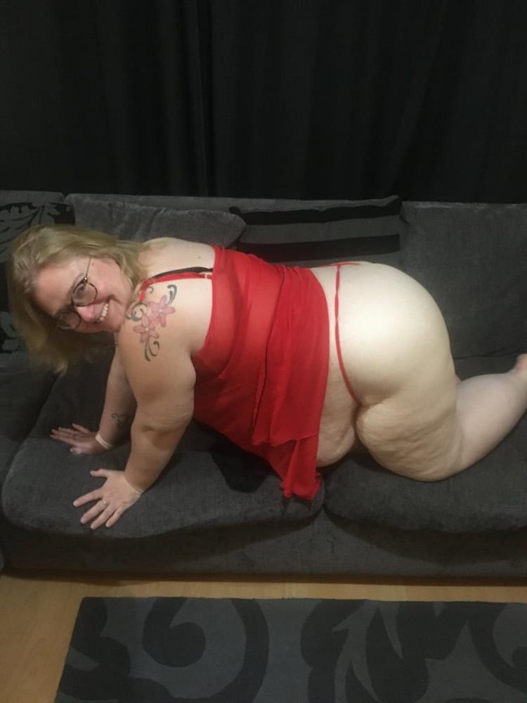 25P Blonde British Amateur BBW Mrs T Black &amp; Red Lingerie