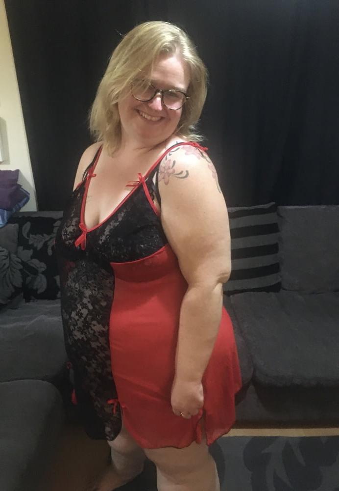 25P Blonde British Amateur BBW Mrs T Black &amp; Red Lingerie