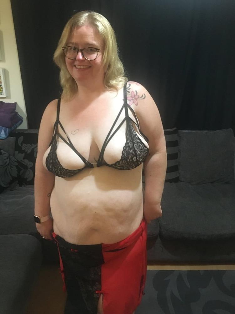 25P Blonde British Amateur BBW Mrs T Black &amp; Red Lingerie