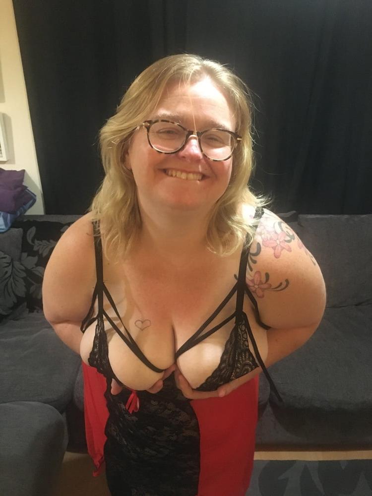 25P Blonde British Amateur BBW Mrs T Black &amp; Red Lingerie