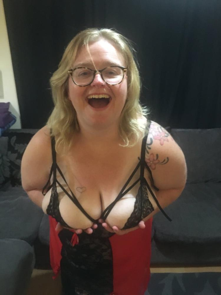 25P Blonde British Amateur BBW Mrs T Black &amp; Red Lingerie
