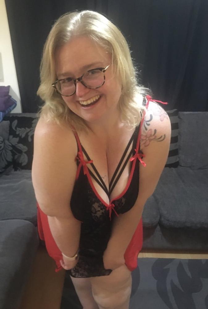 25P Blonde British Amateur BBW Mrs T Black &amp; Red Lingerie