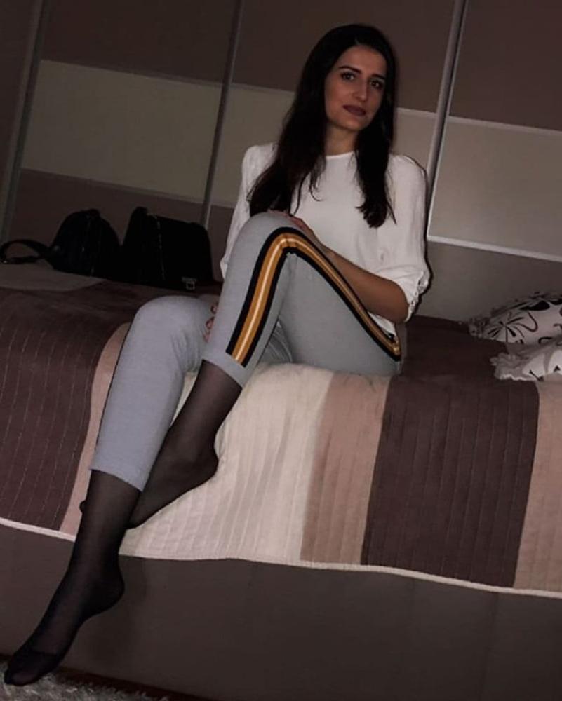 25P Bosnian girl Amira nylon feet