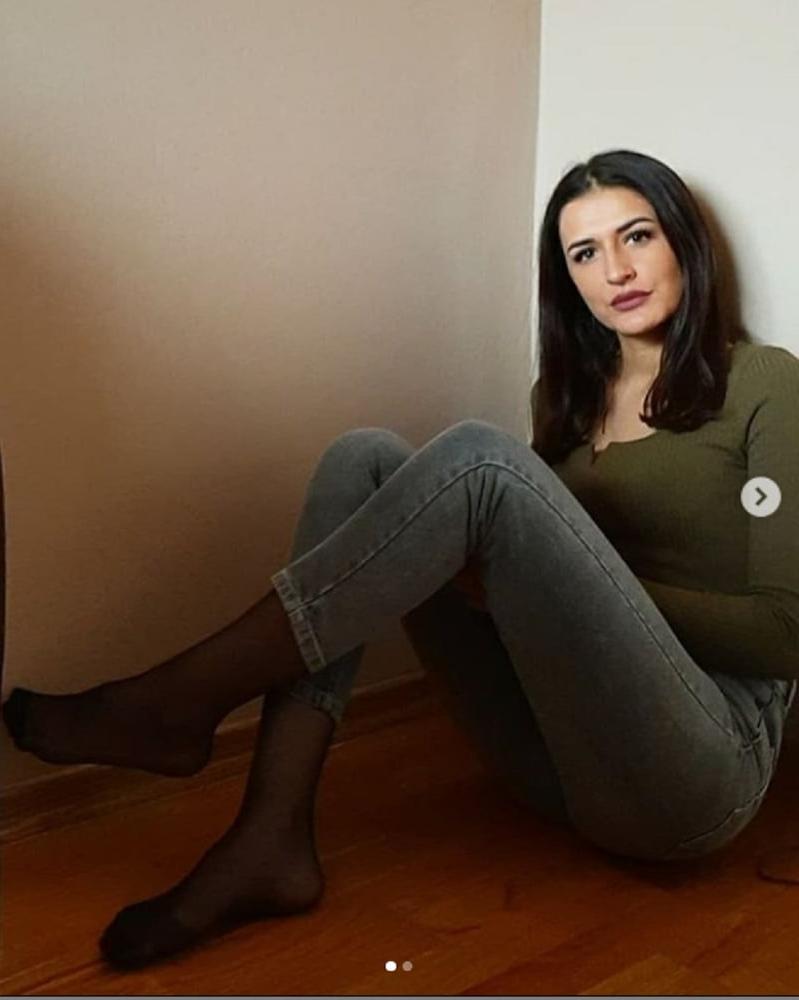 25P Bosnian girl Amira nylon feet