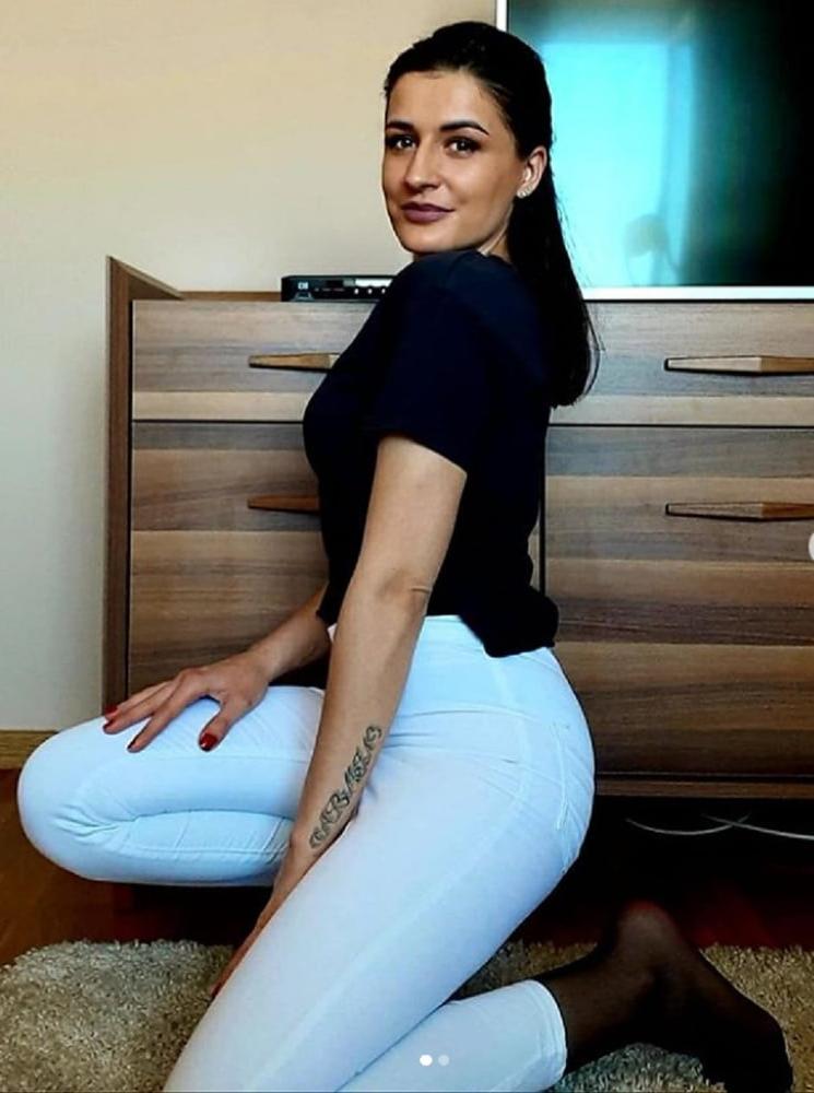25P Bosnian girl Amira nylon feet