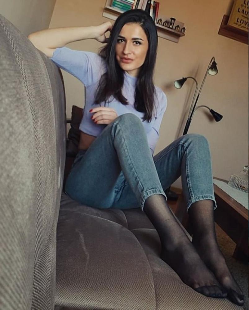 25P Bosnian girl Amira nylon feet