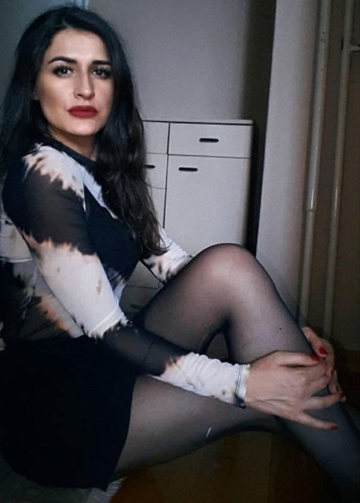 25P Bosnian girl Amira nylon feet