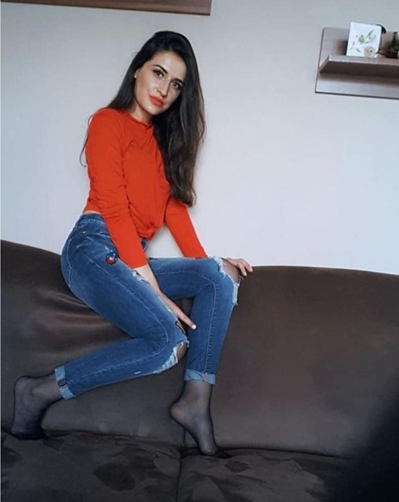 25P Bosnian girl Amira nylon feet