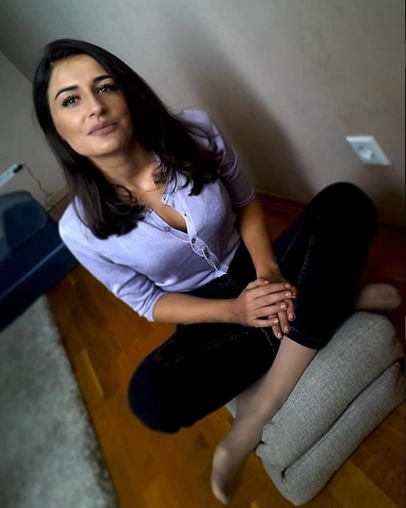 25P Bosnian girl Amira nylon feet