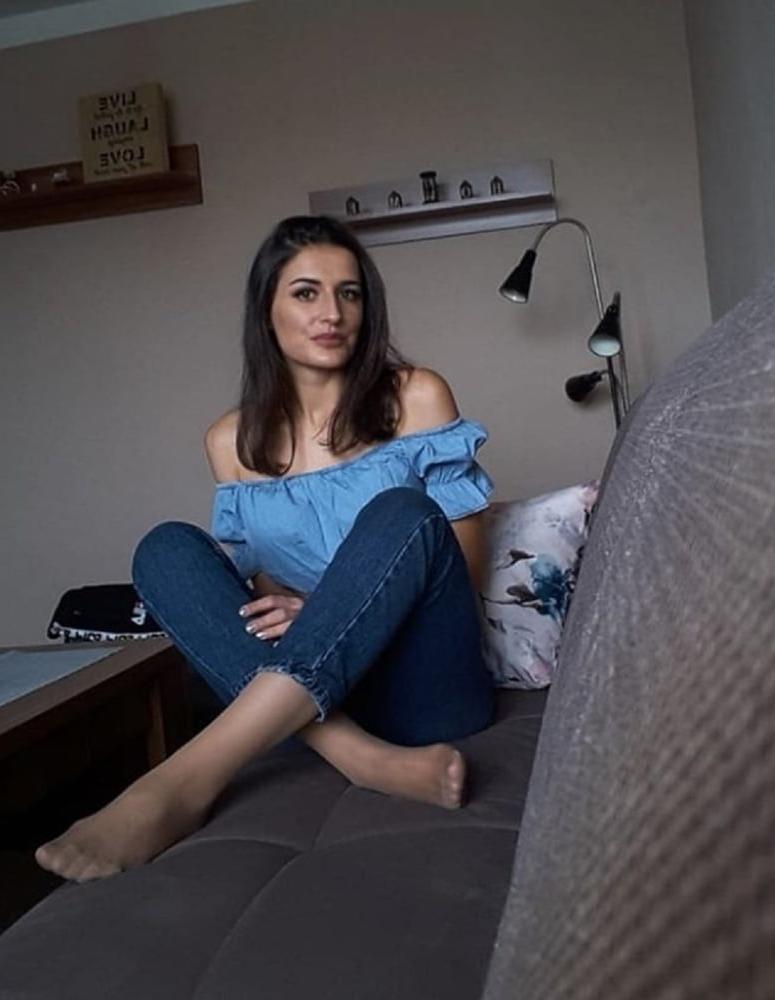 25P Bosnian girl Amira nylon feet