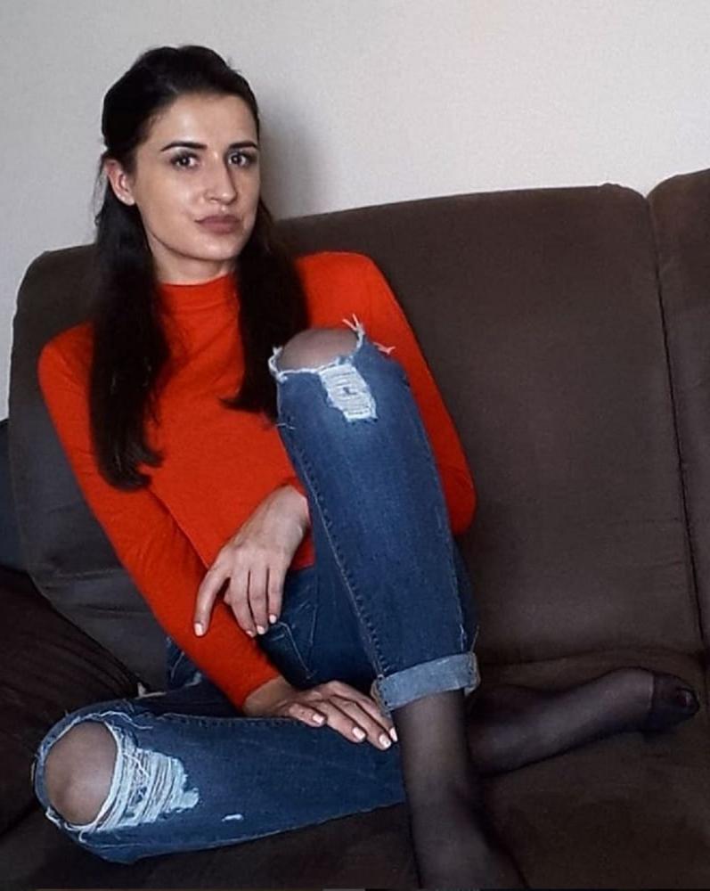 25P Bosnian girl Amira nylon feet