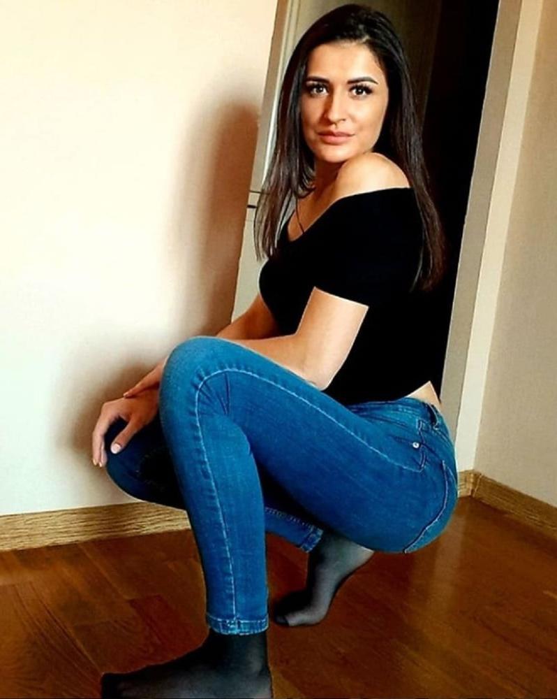 25P Bosnian girl Amira nylon feet