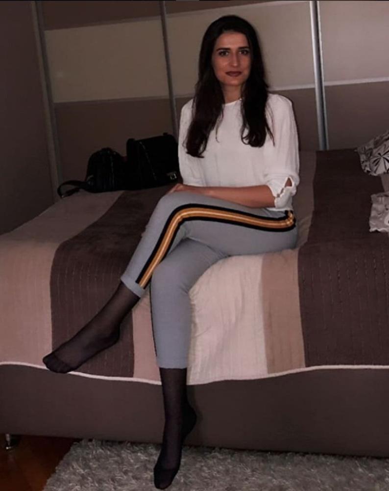 25P Bosnian girl Amira nylon feet