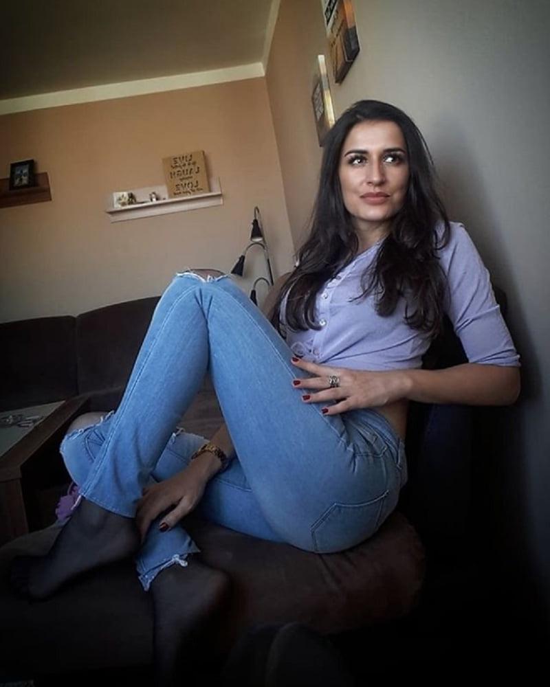 25P Bosnian girl Amira nylon feet