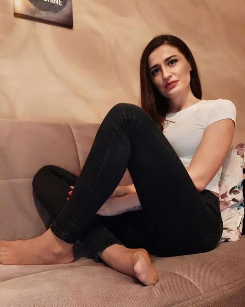 25P Bosnian girl Amira nylon feet