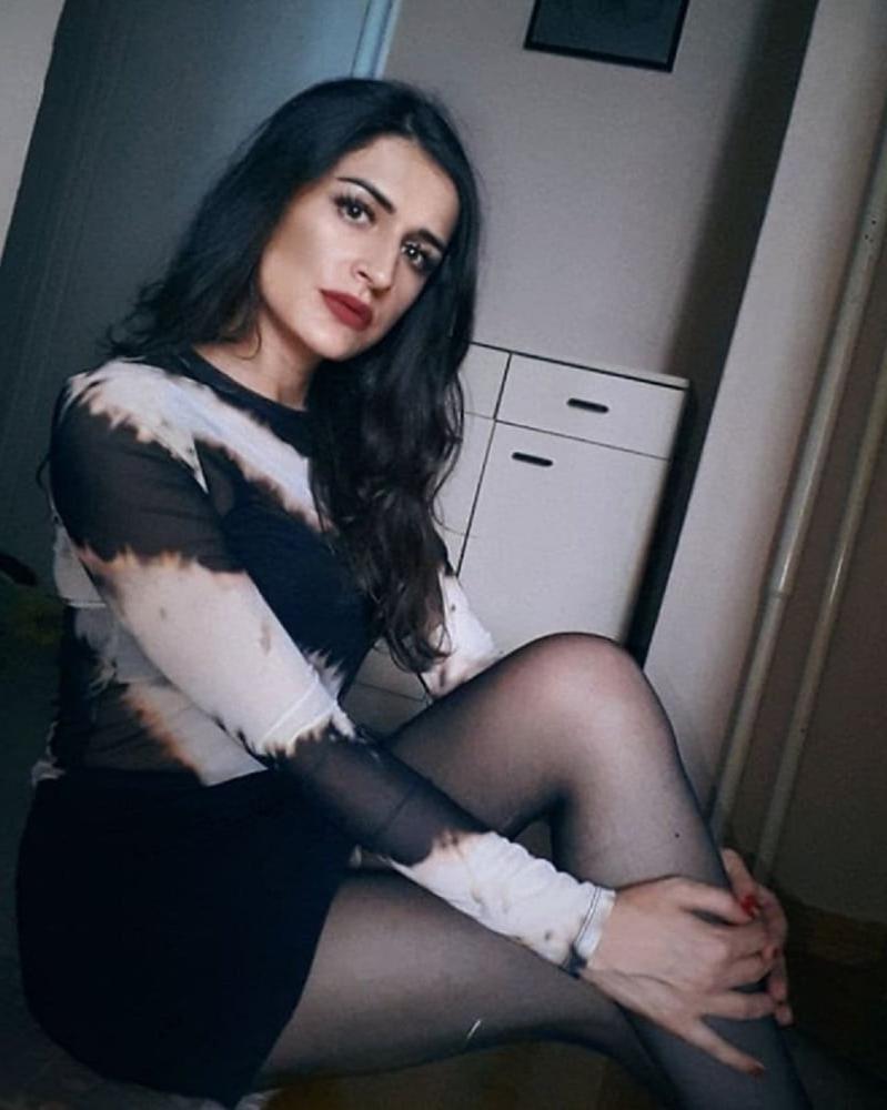 25P Bosnian girl Amira nylon feet