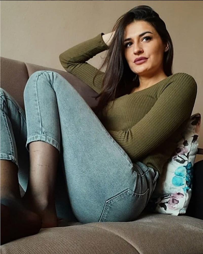 25P Bosnian girl Amira nylon feet
