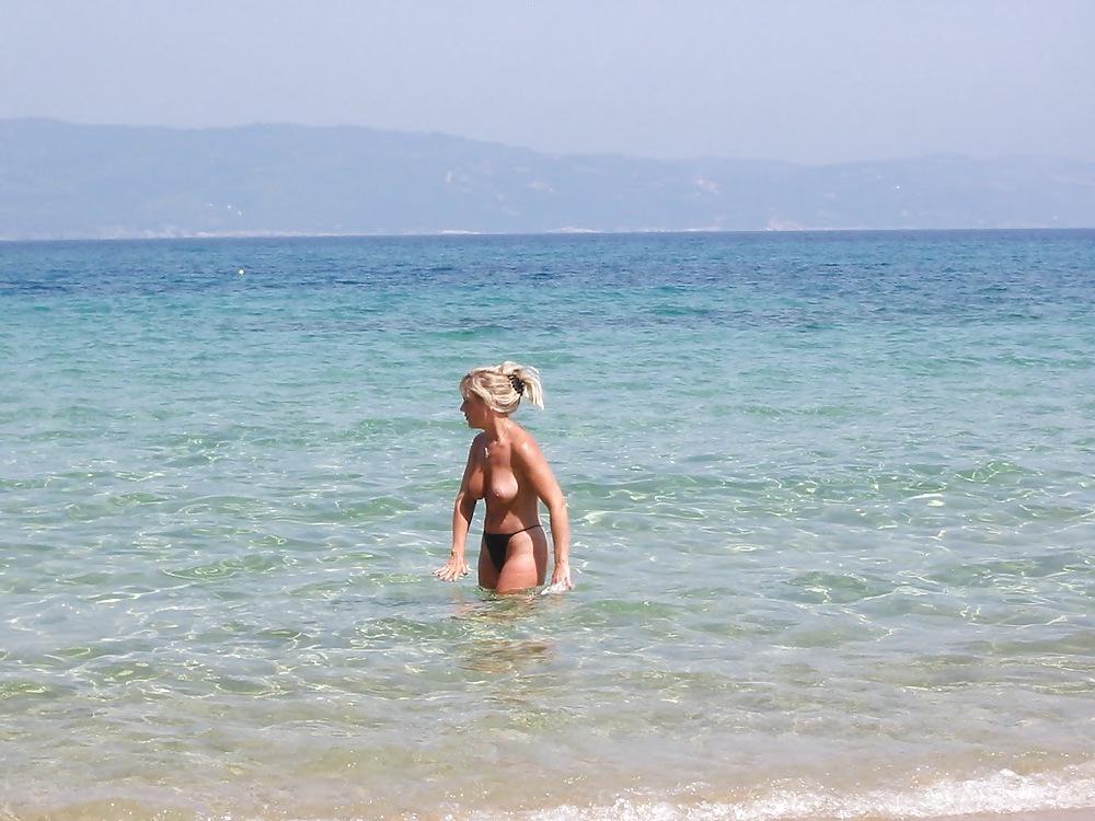 22P British Wife On Holiday