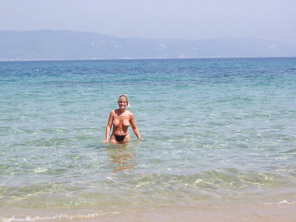 22P British Wife On Holiday
