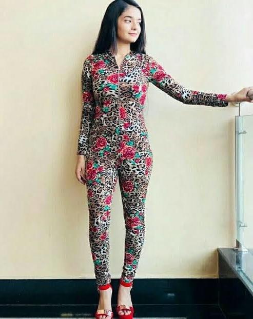 22P Anushka sen sexy bitch