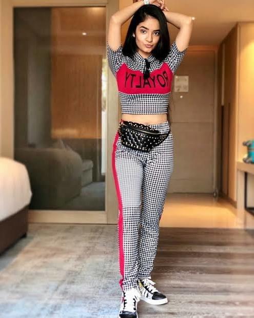 22P Anushka sen sexy bitch