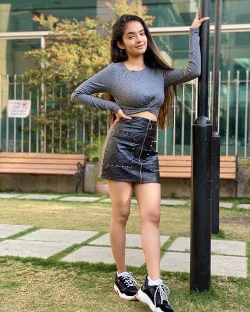 22P Anushka sen sexy bitch