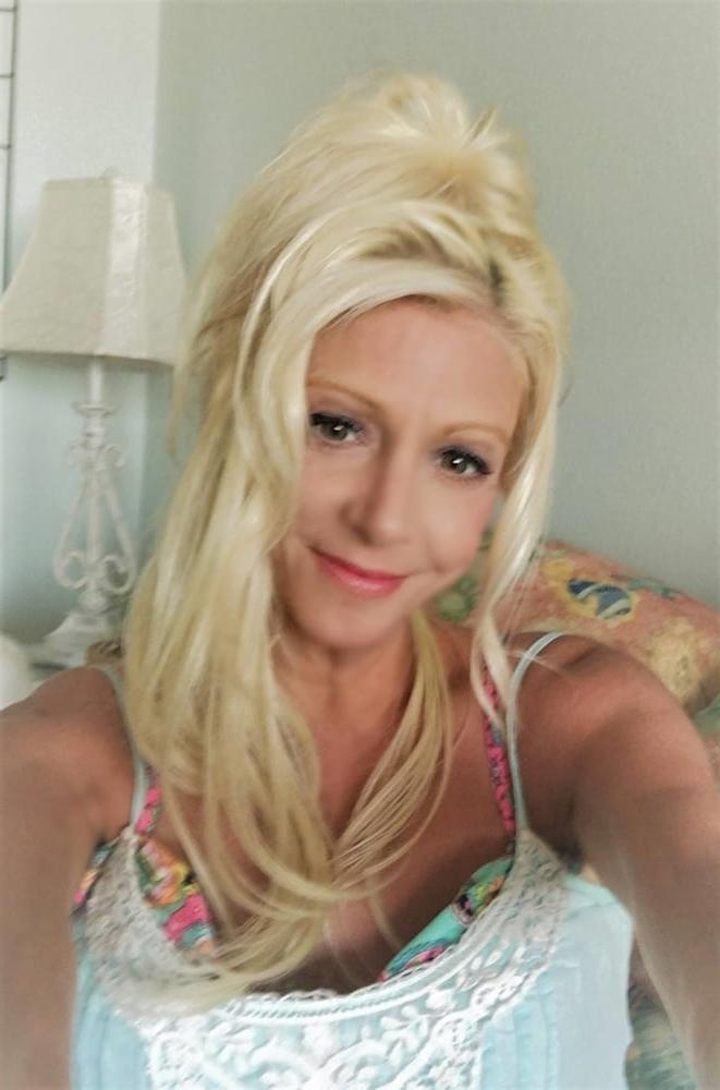 25P Cute blonde mom