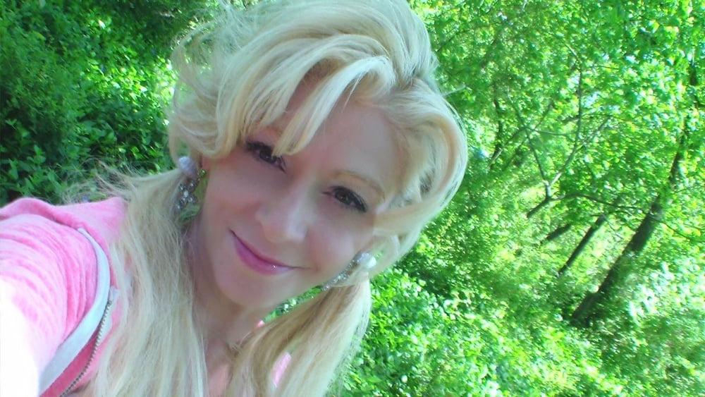 25P Cute blonde mom