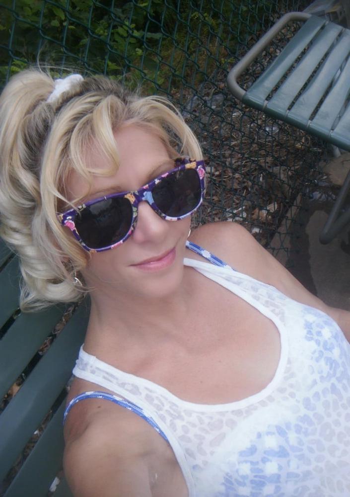 25P Cute blonde mom