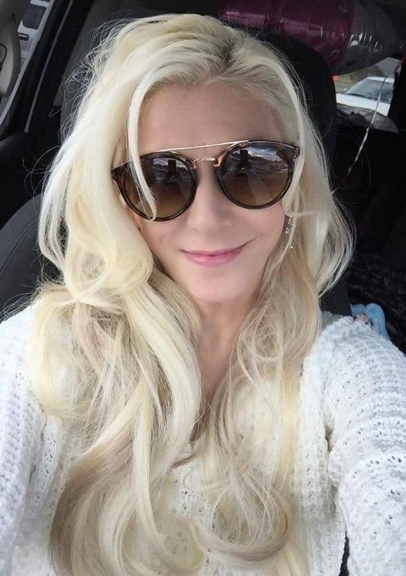 25P Cute blonde mom