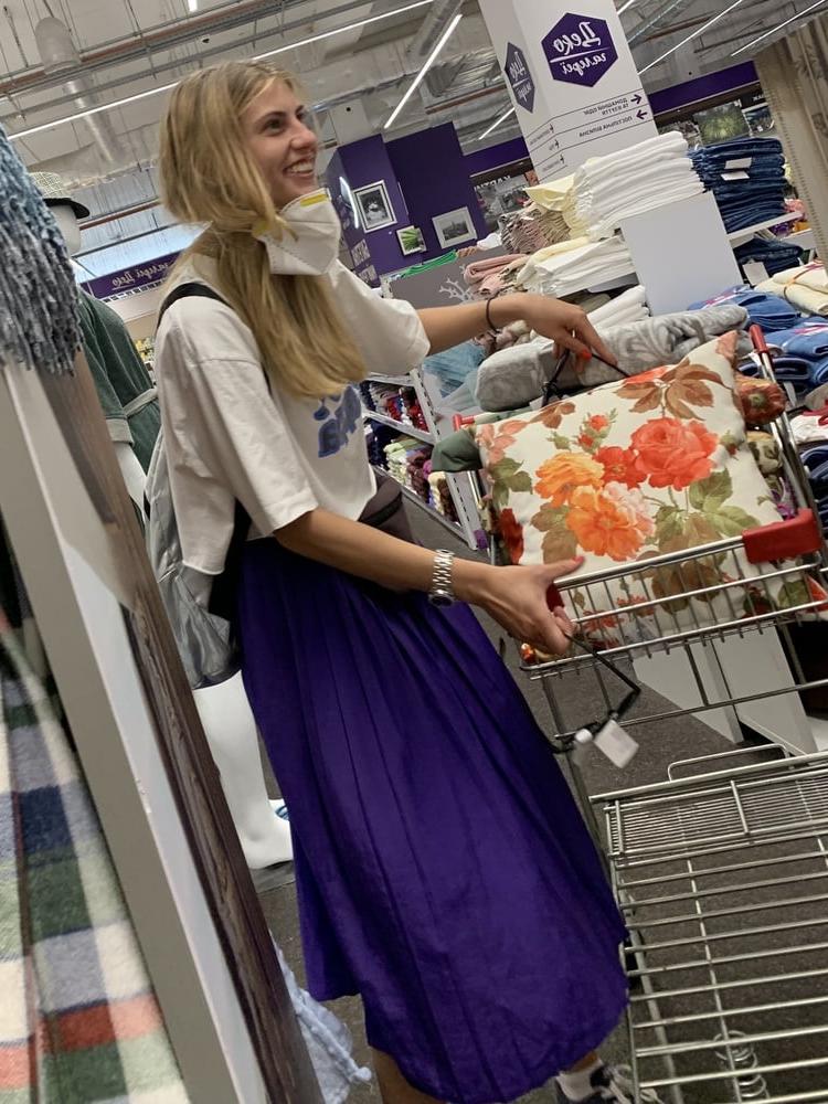 18P Crazy bitch upskirt