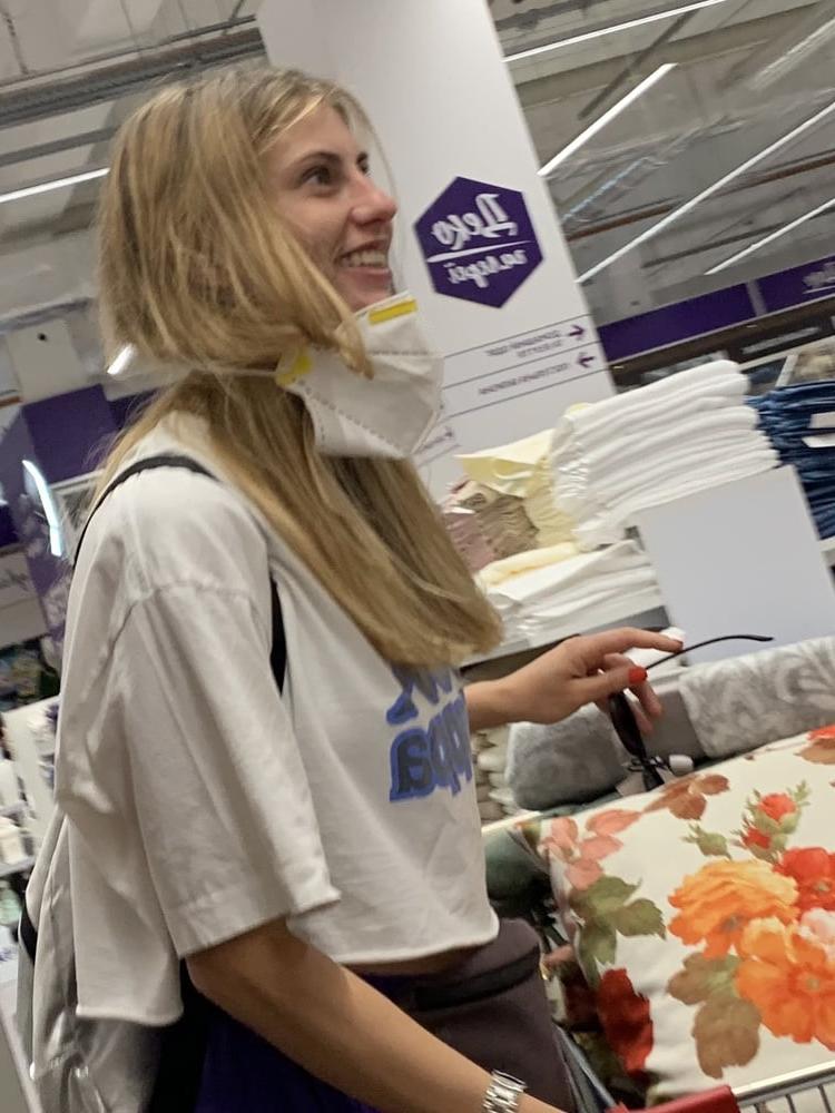 18P Crazy bitch upskirt
