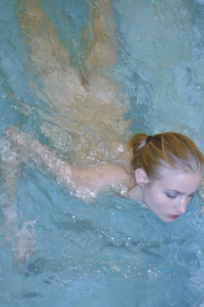 25P Czech Babe Stephanie - Swimming Nude