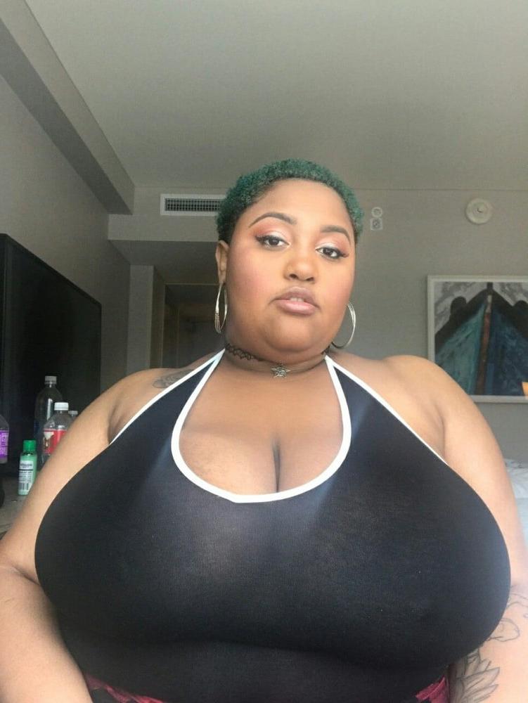 25P Big Black Tits Selfie