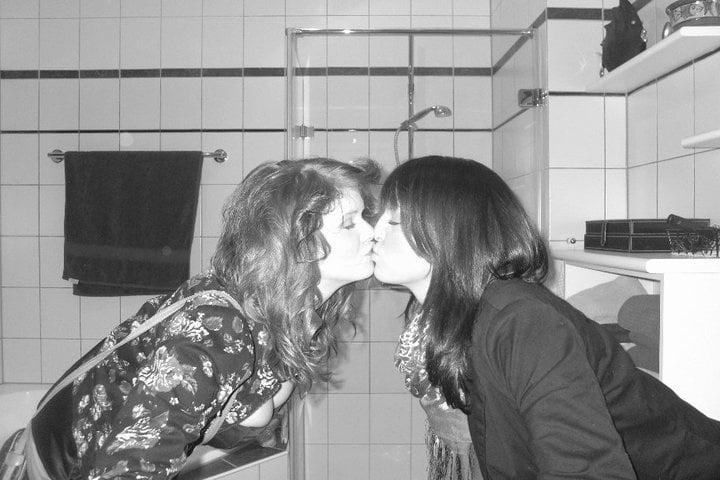 25P girls kissing girls