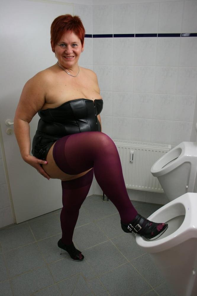 15P HOT dressed in the men's toilet ...