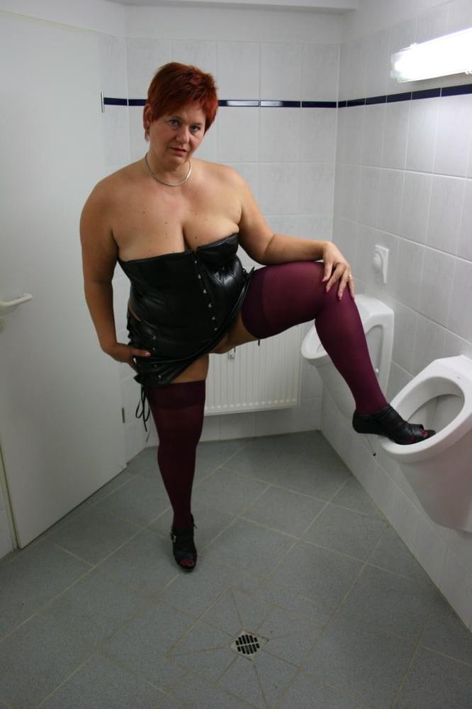 15P HOT dressed in the men's toilet ...