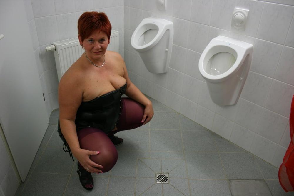 15P HOT dressed in the men's toilet ...