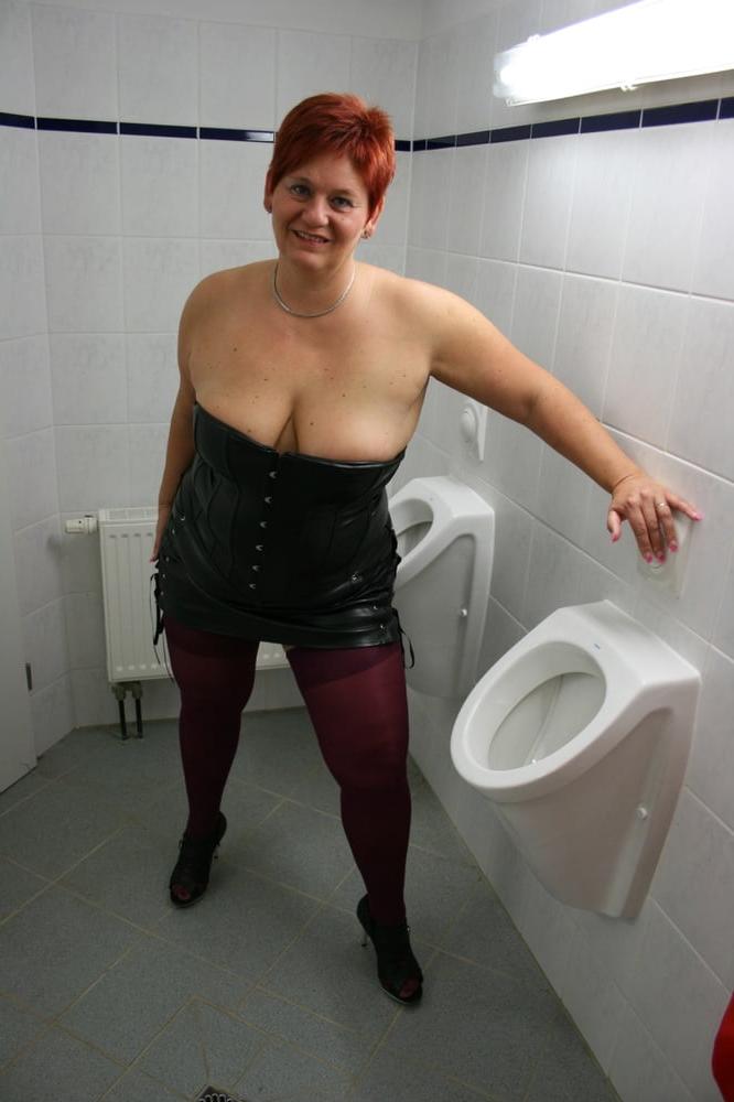 15P HOT dressed in the men's toilet ...