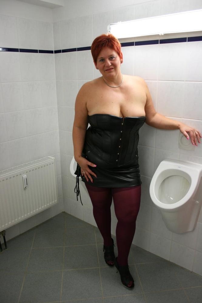15P HOT dressed in the men's toilet ...