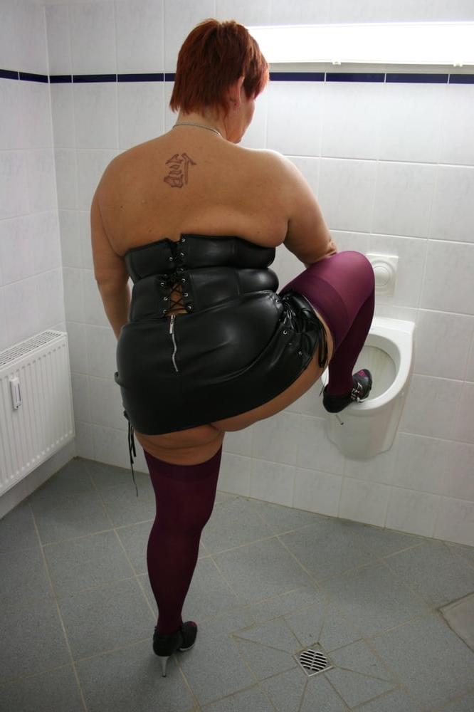 15P HOT dressed in the men's toilet ...