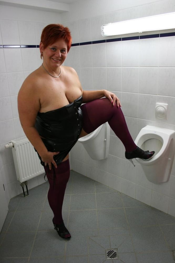 15P HOT dressed in the men's toilet ...