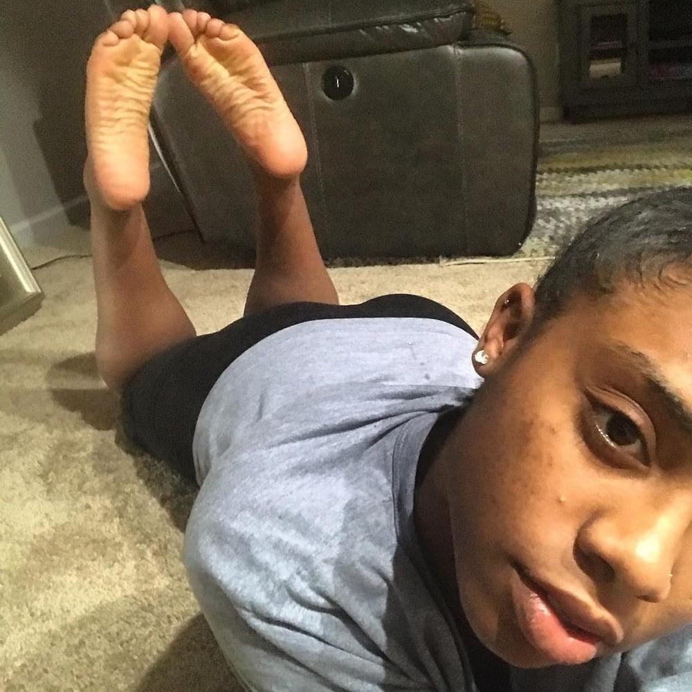 25P bare feet 2