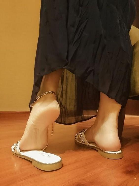 25P bare feet 2