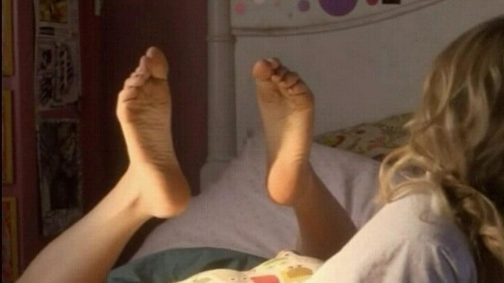 25P bare feet 2