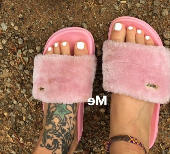 25P Fearne Cotton's pretty feet - mega gallery