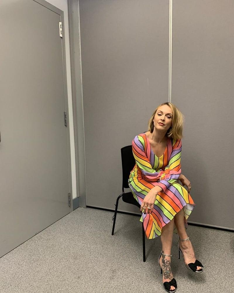 25P Fearne Cotton's pretty feet - mega gallery